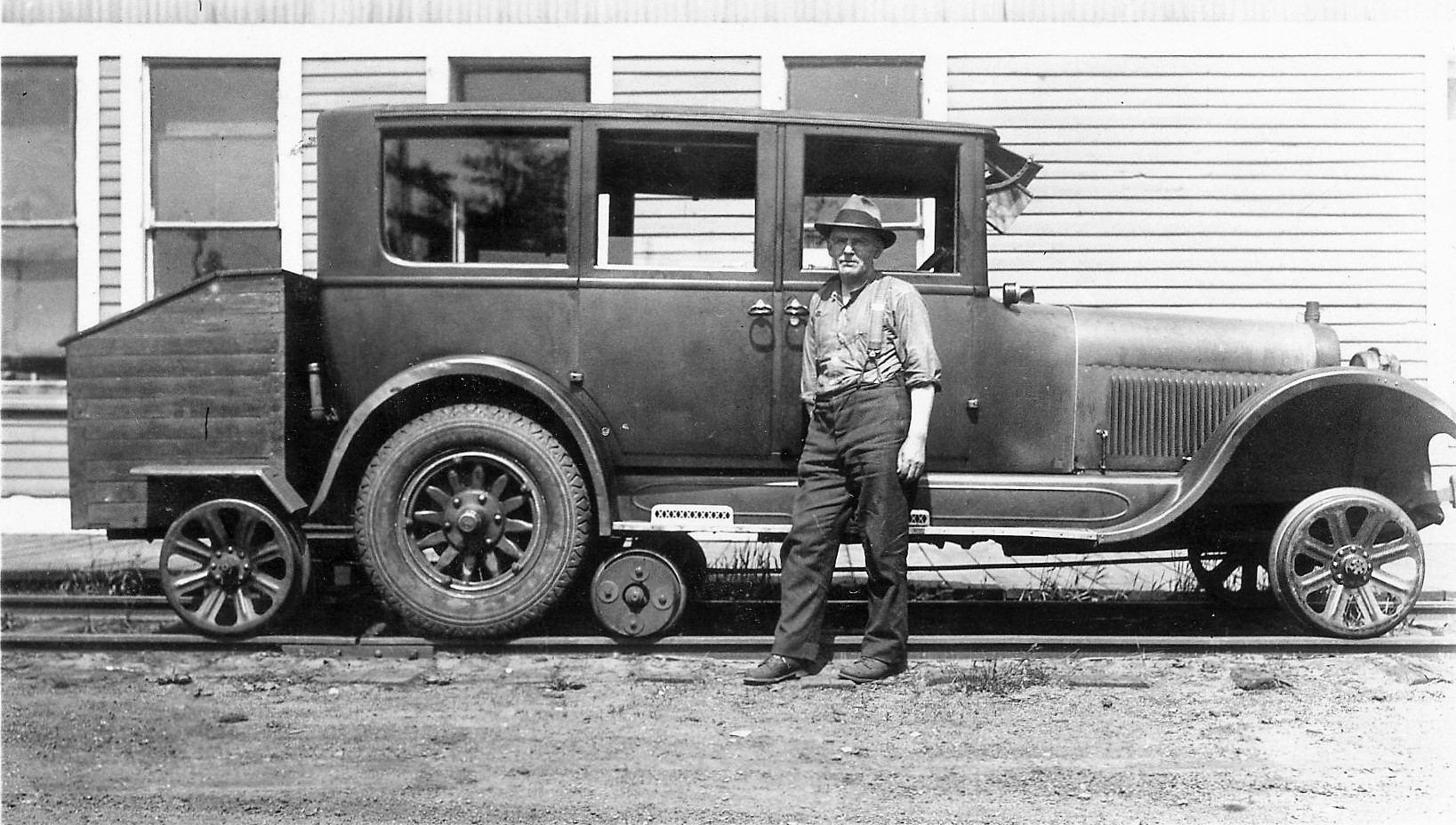 1930s photo of Vern Niles standing by the 1923 Buick sedan redesigned as a railroad mail car by the M. & LS Raiload. Niles/Helmka Family Collection 